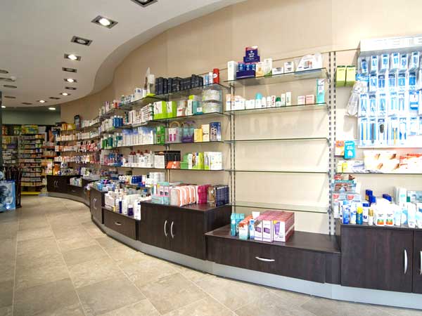 Beépített patikabútor és Shoptec polcrendszer
